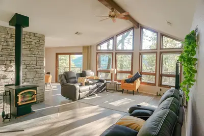 Image de Lovely mountain home w/ large deck and forest view