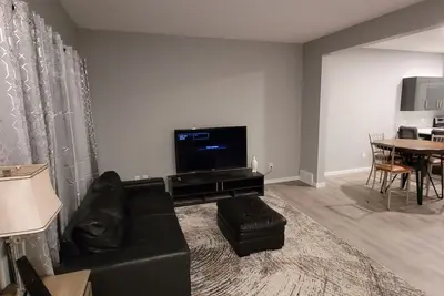 Image de New clean 3-bedroom home in Sw Edmonton - 15 min Eia