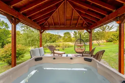 Image de Hot Tub Open | Fireplace | Fire Pit | Game Room