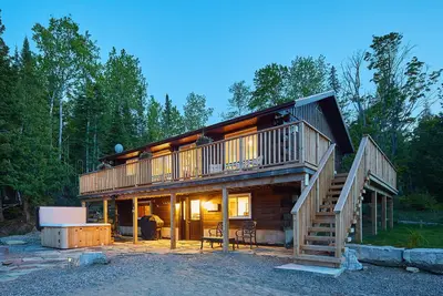 Image de Escape to this very well equipped, lakeside cottage basement suite. .