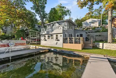 Image de Three steps away from the water on beautiful Okauchee Lake!