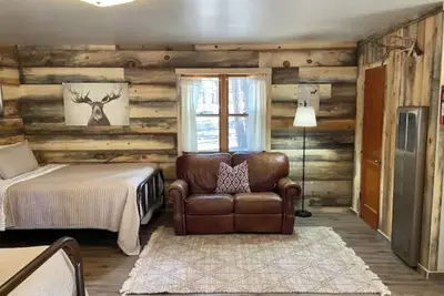 Image de Cheerful cozy cabin in the tall pines Alpine Az #3