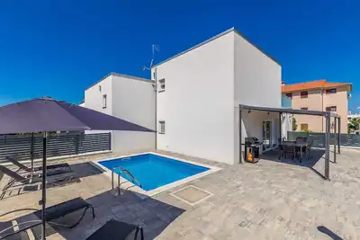 Image de Maison de vacances Sunlight avec piscine chauffée