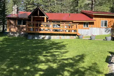 Image de Beautiful family cabin with a creek running through it.