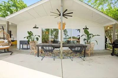 Image de The Comanche- LakeFront \"bring your tribe\"