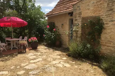 Image de Charme simplicité et piscine partagée sont les atouts de maison d’Esther