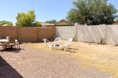 Image de Cozy retreat for business professionals and family stays.