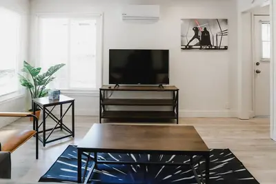 Image de Star Wars Themed 2 Br  Close to Dt/Mt  Laundry