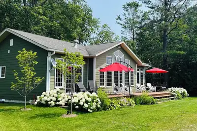 Image de Cottage in Muskoka, Georgian Bay. 3 bed 2 bath with shallow entry beach