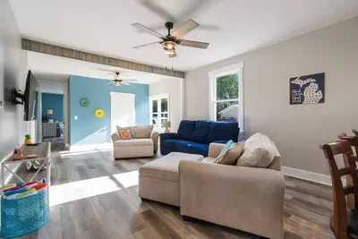 Image de Main Street Retreat! Hot Tub, Golf Cart, Ev Charge