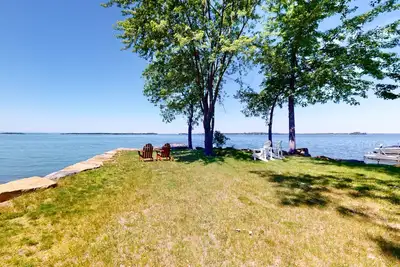 Image de Wonderful multi-level home right on lake with WiFi, private washer\/dryer, & deck