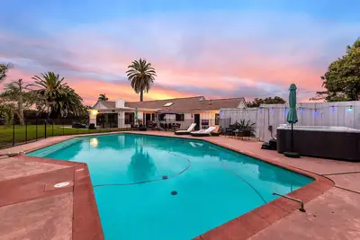 Image de One of a kind getaway near the beach with park-like backyard, pool, & firepit