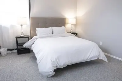 Image de Cheerful home, Queen mattress, washer and dryer, 1. 5 bathrooms, large backyard.