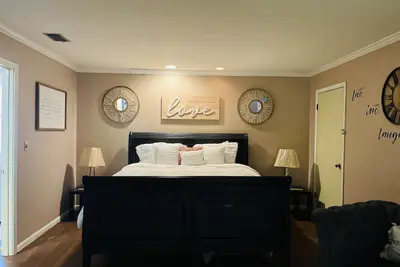 Image de Adorable Studio with electrical fireplace