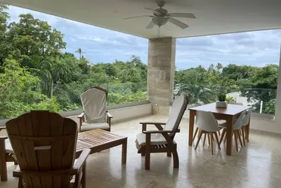 Image de Beautiful double bed w/ pool next to the beach.