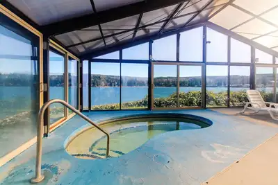 Image de Water-view condo with deck, grill, yard games, resort pools, hot tub, and gym