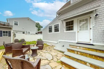 Image de Classic dog-friendly home with private washer/dryer & outdoor shower