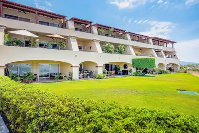 Image de Stylish apartment near beach & dining with pool, hot tub, tennis, & large patio