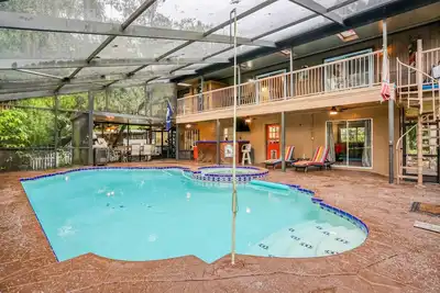 Image de Riverfront retreat with pool/spa, outdoor kitchen, firepit, dock, sauna & games