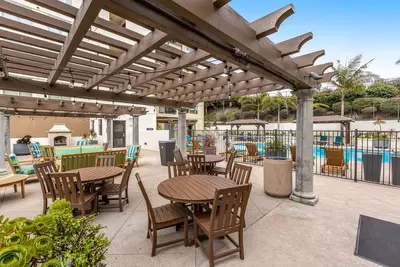 Image de Gorgeous third-floor condo with pool, hot tub, & fitness room - walk to beaches