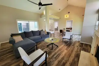 Image de Intimate Bright Mid Century Modern w/ High Ceilings in Heart of Dallas,