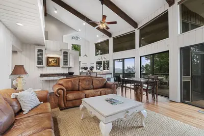 Image de Good Vibes Only! - With firepit and view of Lake Glenville