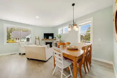 Newer home 1 block from the beach & Prom with fireplace & deck - 2 dogs Ok