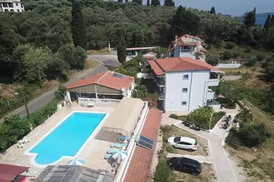 Image de Maison de vacances cosy à Benitses avec une piscine extérieure