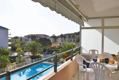 Image de Appartement T2 climatisé avec piscine, terrasse et parking à 600m de la plage - Le Lavandou