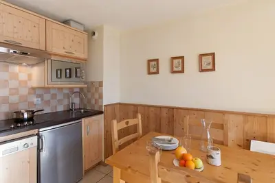 Studio cosy 4 personnes, pied des pistes, WiFi gratuit, balcon sud, casier à skis inclus