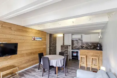 Image de Appartement Confortable, Proche Pistes & Commerces, Balcon