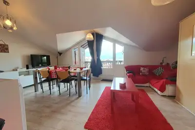 Image de Appartement rénové sous les toits avec balcon - Navette pour pistes, linge et ménage inclus