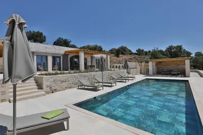 Image de villa moderne en pierre naturelle, piscine privée, vue mer imprenable