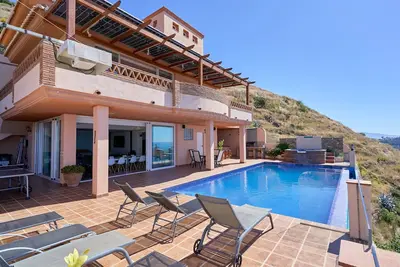 Image de Villa Casa Montes del Castillo : 480 m², piscine à débordement, cinéma privé, 7 ch, Costa Tropical