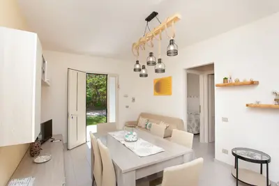 Image de Appartement de vacances familial \"Brezza Marina\" avec jardin, climatisation et terrasse privée.