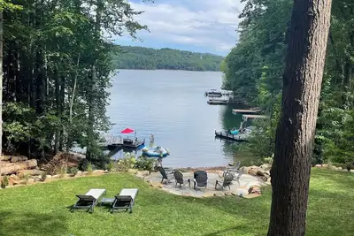Image de Renovated lake front mountain home with large yard, patio, hot tub & open view!