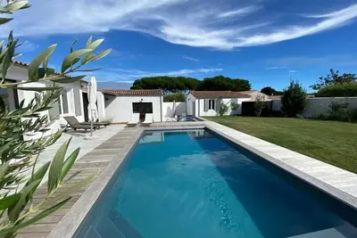 Image de Villa de standing avec piscine à l'île de Ré, à 5mn des plages et commerces