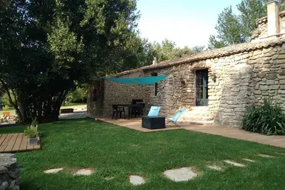Image de Cottage typiquement provençal dans domaine avec piscine au calme