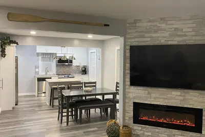 Image de Remodeled cottage hidden yet close to City Park, the Lake and the Surf Ballroom!