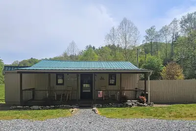 Image de Creek Life Cottage is a place where you can relax and unwind on the creek.