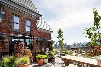 Image de Dive Into Your Dream Vacation! Prime East End Location, Rooftop Bar, Restaurant