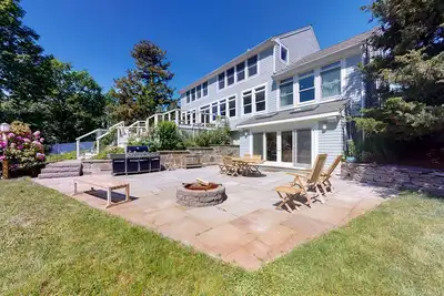 Image de New-Hot Tub Bayfront home with boat house, sauna, fast WiFi, & washer/dryer