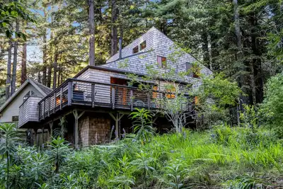 Image de Forested home with hot tub, deck, gas grill, fire table, & wood-burning stove