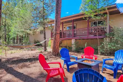 Image de Sunrise Pines Retreat w/Outdoor Games, Furnished Decks, A/C, Bbq & Fire pit