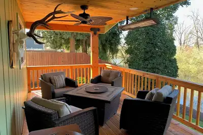 Image de Family fun on large deck overlooking Delta Ponds - total remodel complete 6/2022
