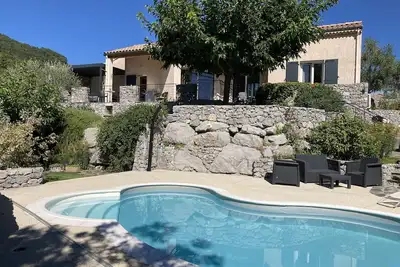 Image de Charmante Villa de plain pied, au calme avec piscine, coin repas ombragé