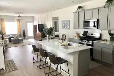 Image de Excellent Location Private Safe New Construction Austin Fenced Yard