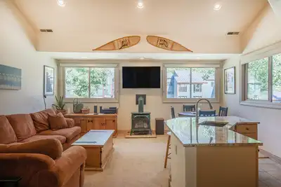 Image de Ballard Boutique: Sunny & Spacious w/ hot tub!