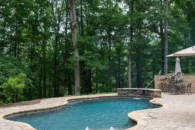 Image de Rustic cabin sitting on acres of pastures nestled in the mountains of North Ga