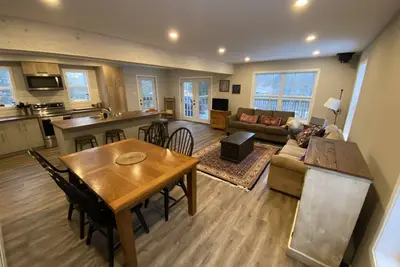 Image de Fully renovated 4 season cottage on pristine lake